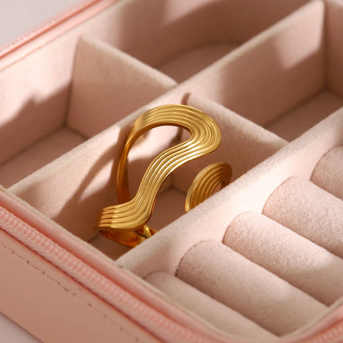 Uworld Fashionable 18K Gold Stainless Steel Thread Formed Opening